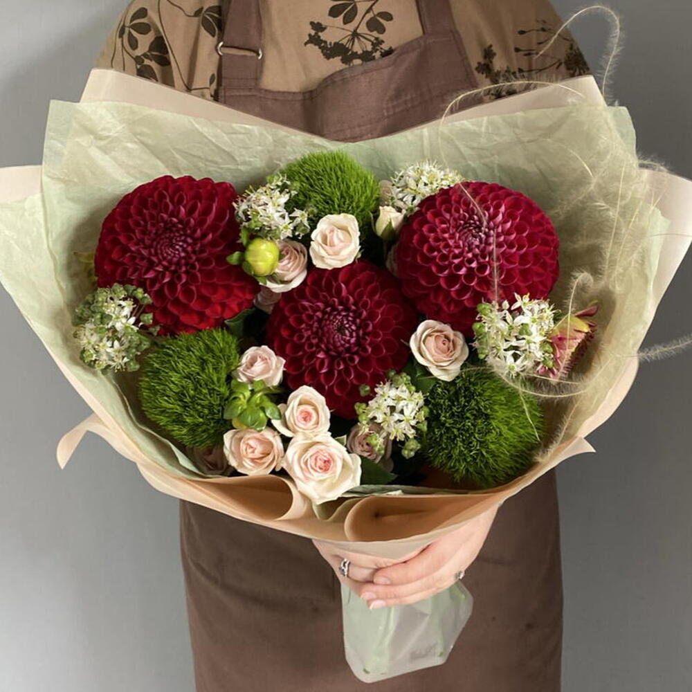 Экзотический букет🎀🌸🌺с георгинами,диантусом,кустовой розой