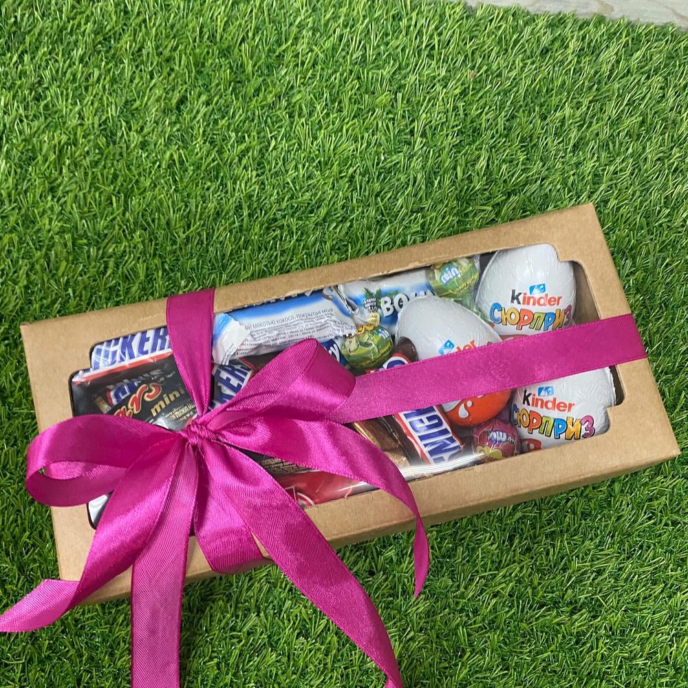 Подарочный бокс для детей. Коробочка со сладостями. Подарочная коробка со сладостями. Подарочная коробка с сладостями для детей. Коробочка со сладостями в подарок.