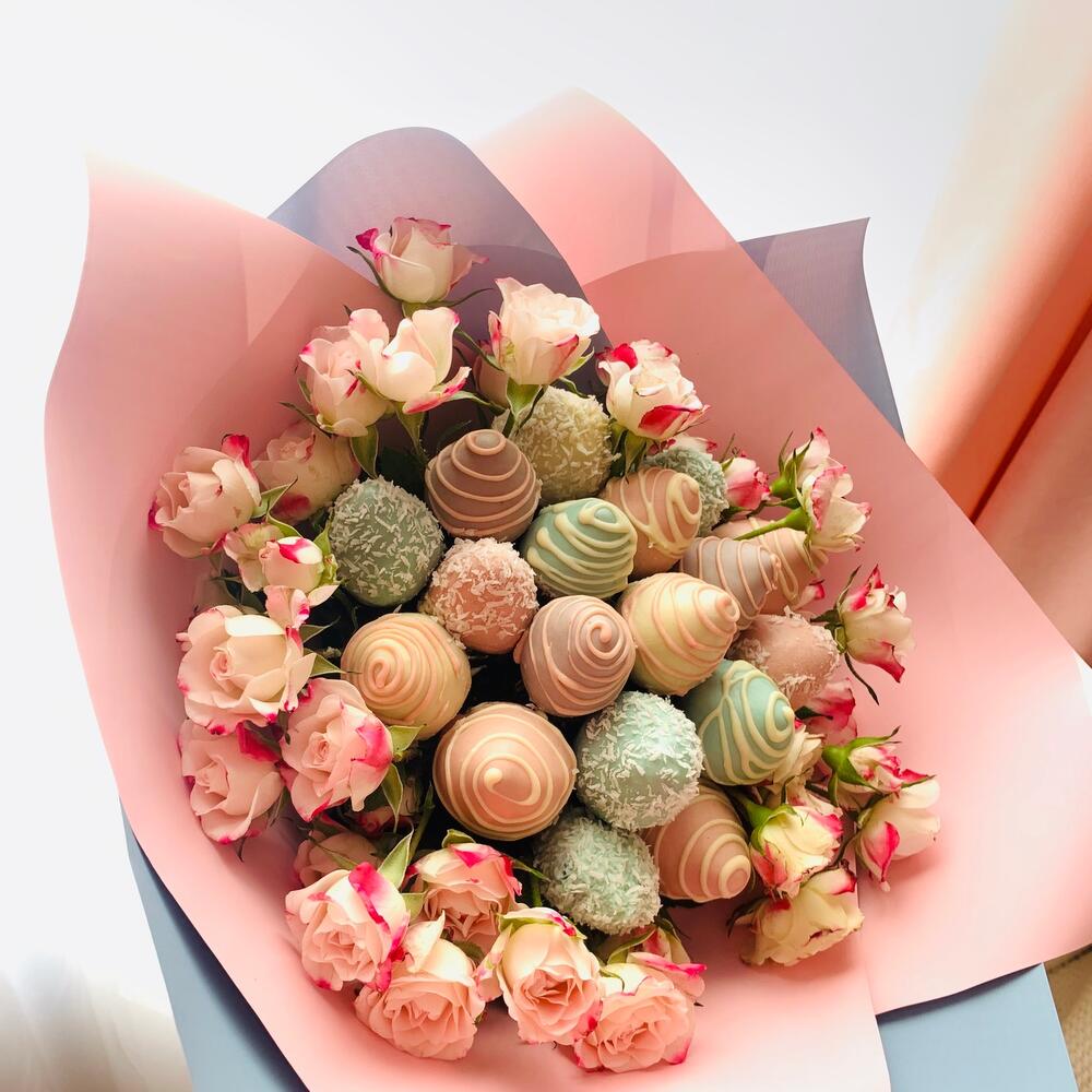 Fresas en chocolate tierno con rosetas
