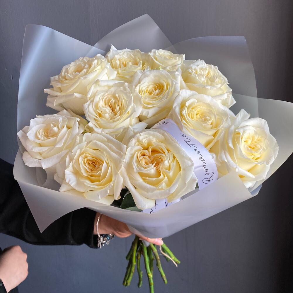 Bouquet of peony-shaped Ecuadorian roses