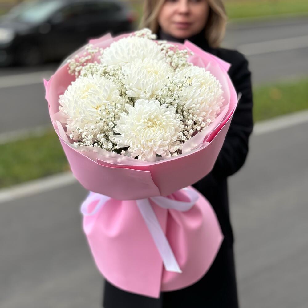 Нежный букет с белой хризантемой и гипсофилой
