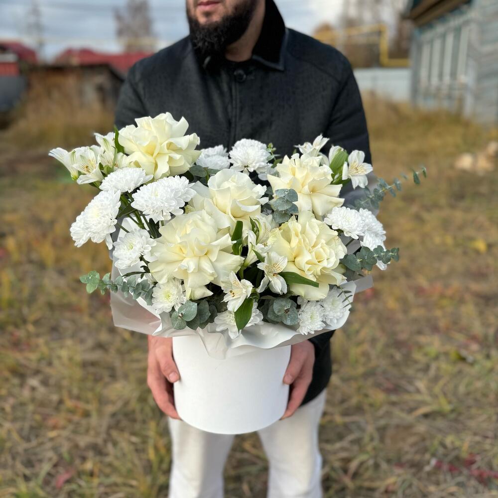 Белая композиция в шляпной коробке