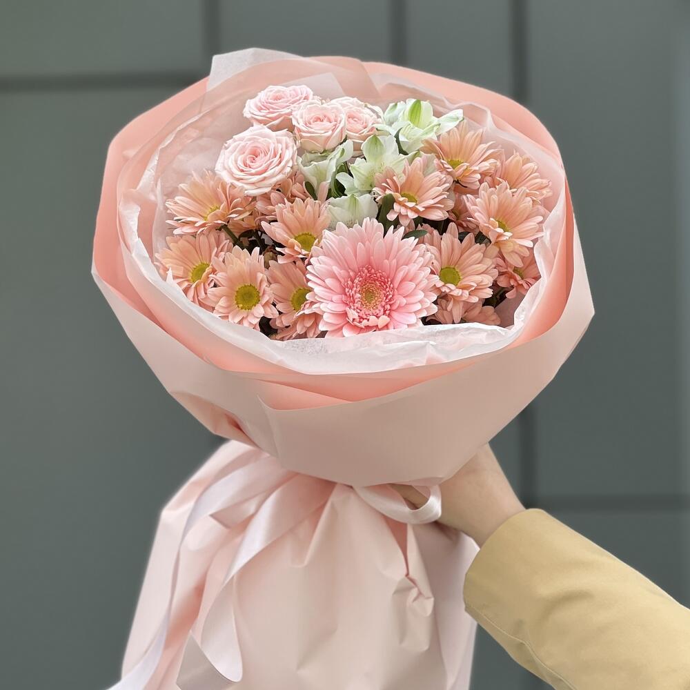 Bouquet Weightlessness with roses, gerbera, alstroemeria and chrysanthemum