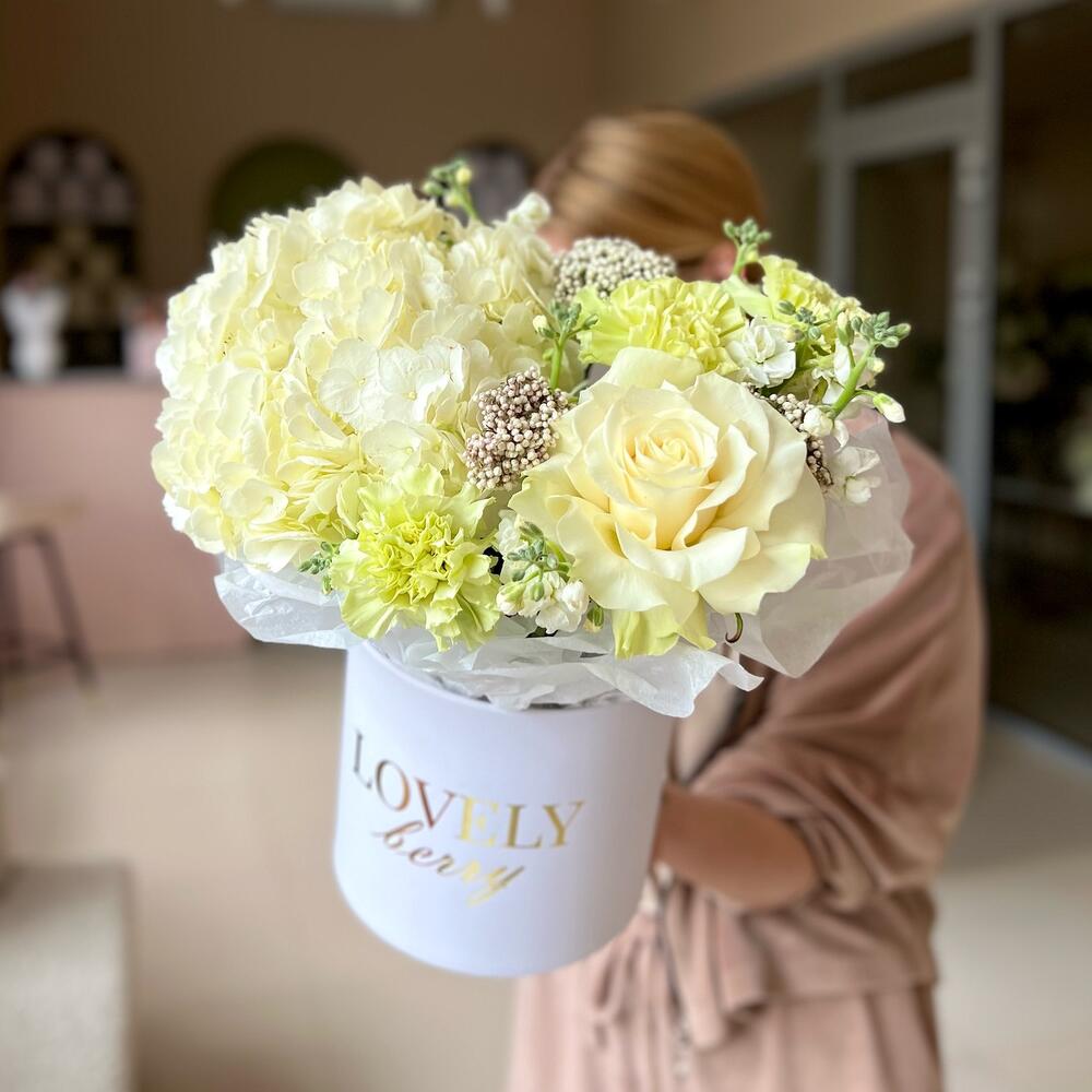 Композиция с гортензией и маттиолой в шляпной коробке