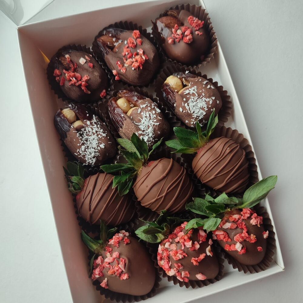 Премиум набор из 6 клубничен и 6 фиников в шоколаде+ подарок от Vivienne Sabo — румяна MACARON
