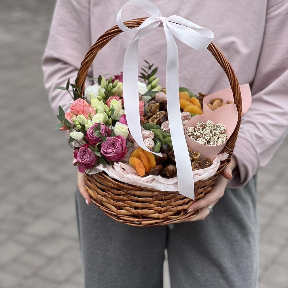 Корзина с цветами, орехами и сухофруктами