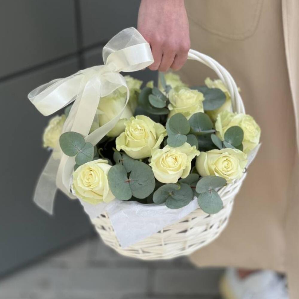 Корзина с белыми розами