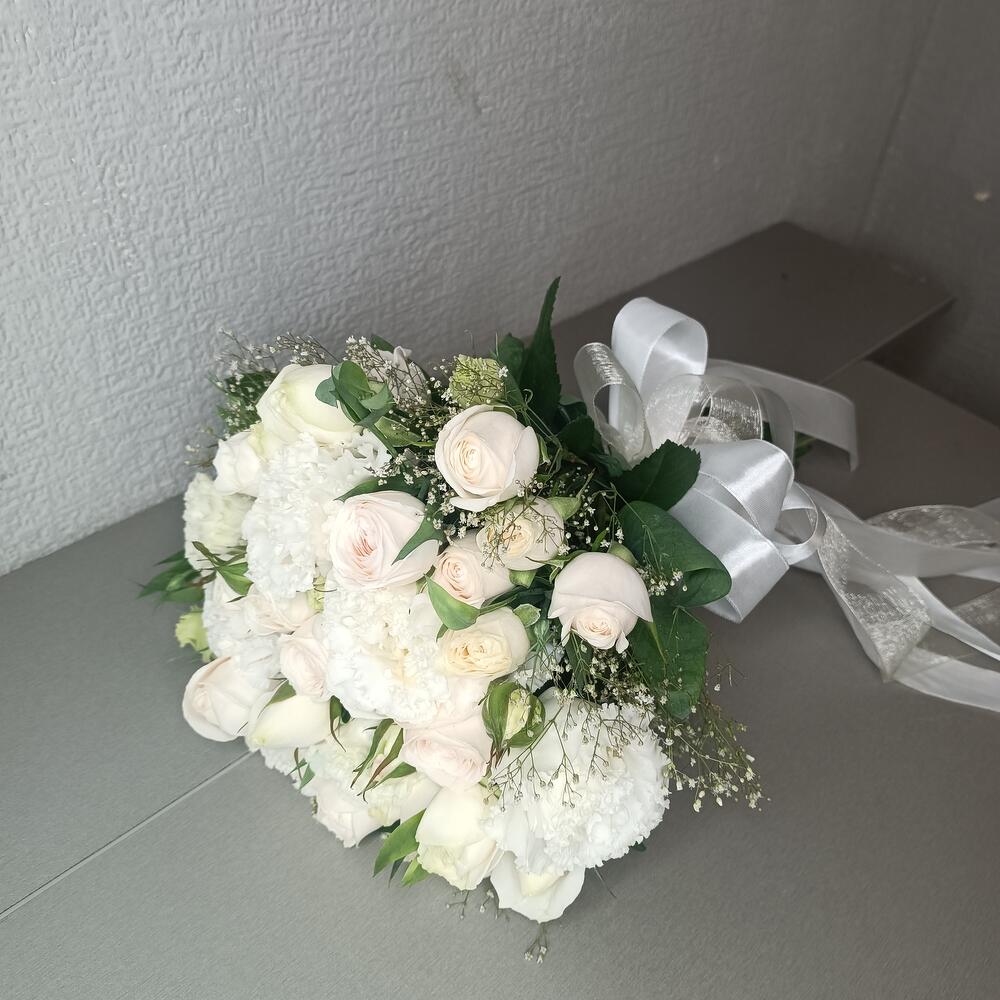 Свадебный букет с нежной кустовой пионовидной розой и махровой эустомой 🤍👰‍♀️🤵‍♂️