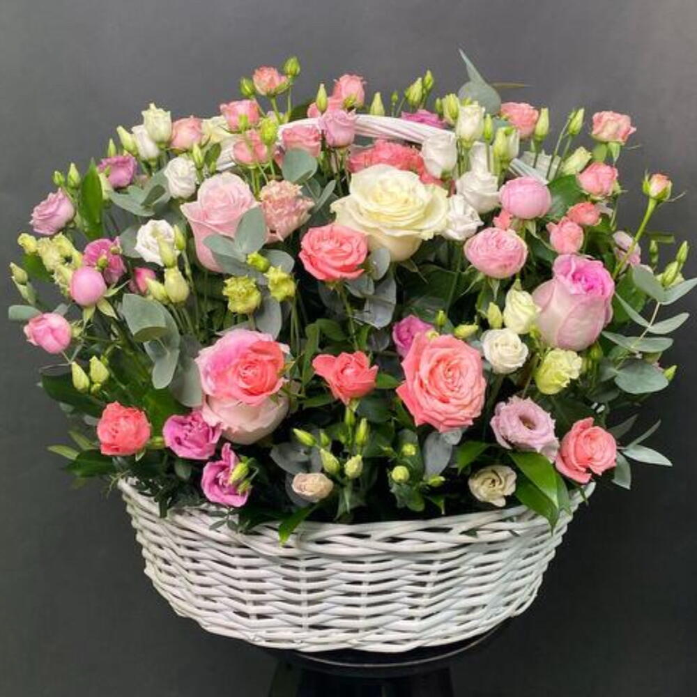 Корзина «Поэзия» из роз, кустовых роз, эустом и эвкалипта