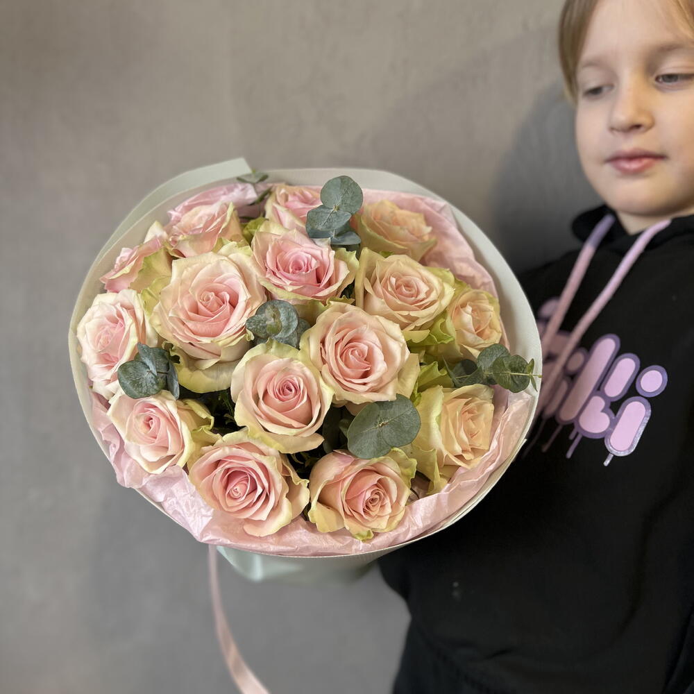 15 розовых роз