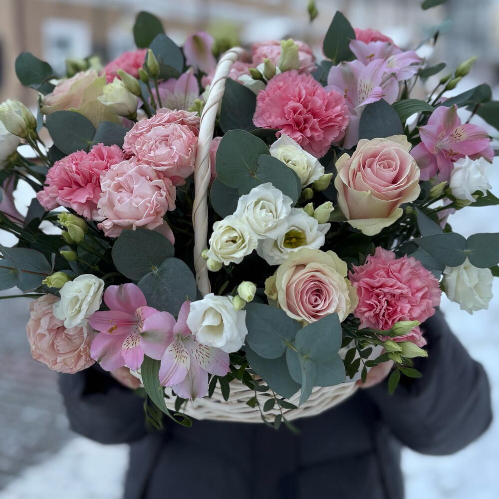 Корзина с цветами «От всей души» из кустовых пионовидных роз, эустом, роз, альстромерий, эвкалипта и диантусов