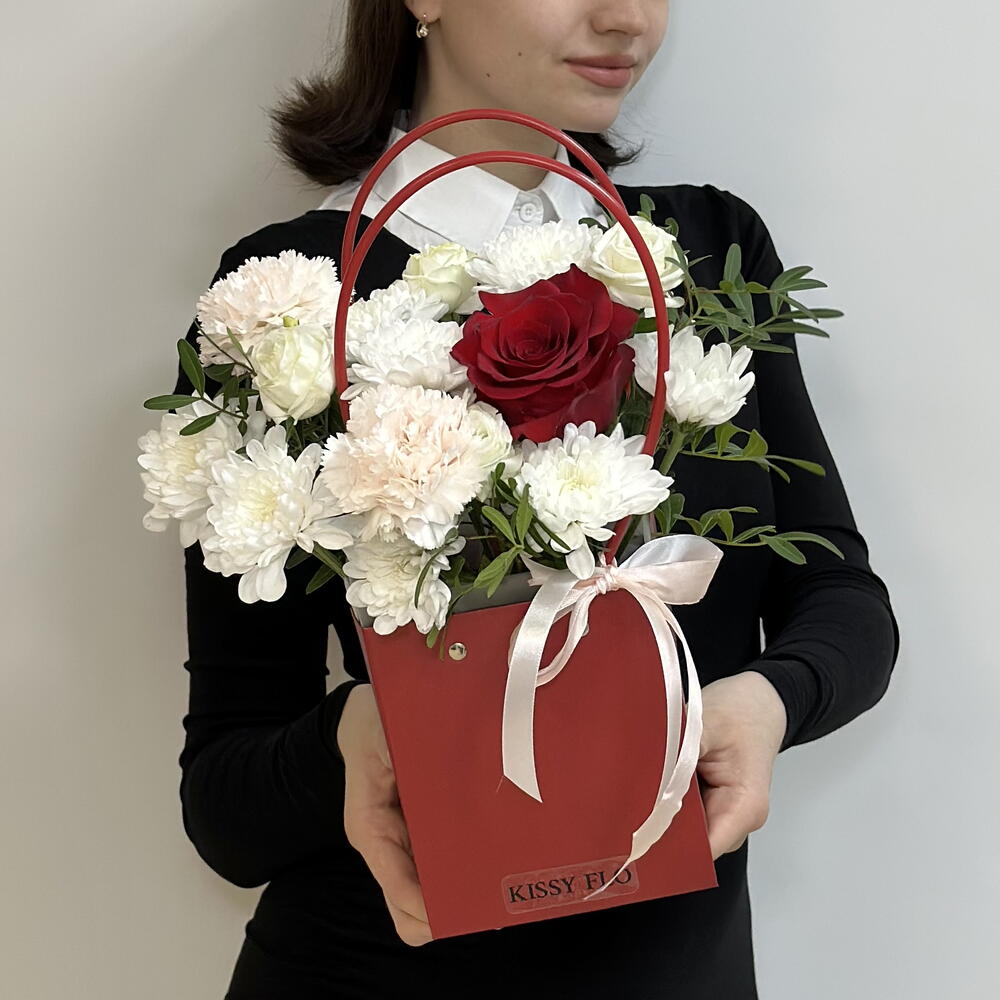 Композиция из красной розы, хризантем, эустомы и гвоздик в сумочке
