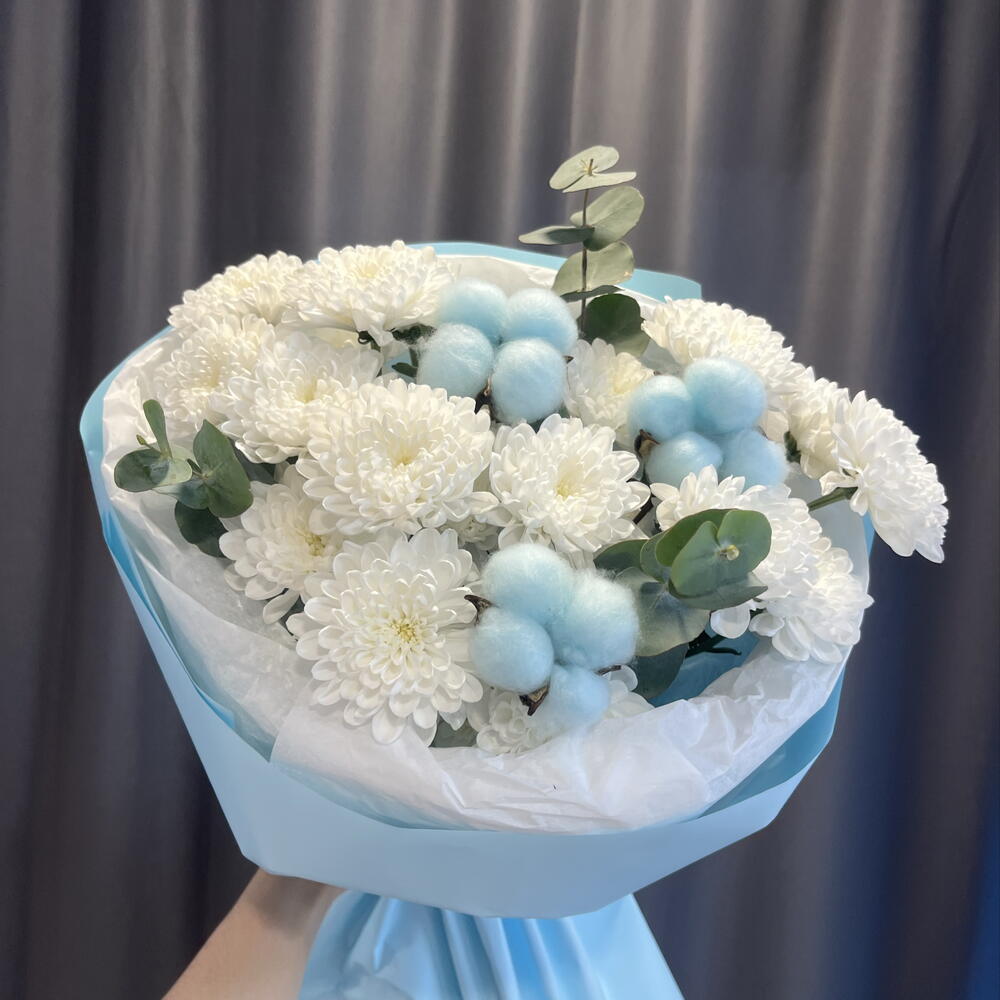 3 хризантемы с эвкалиптом и голубым хлопком💙