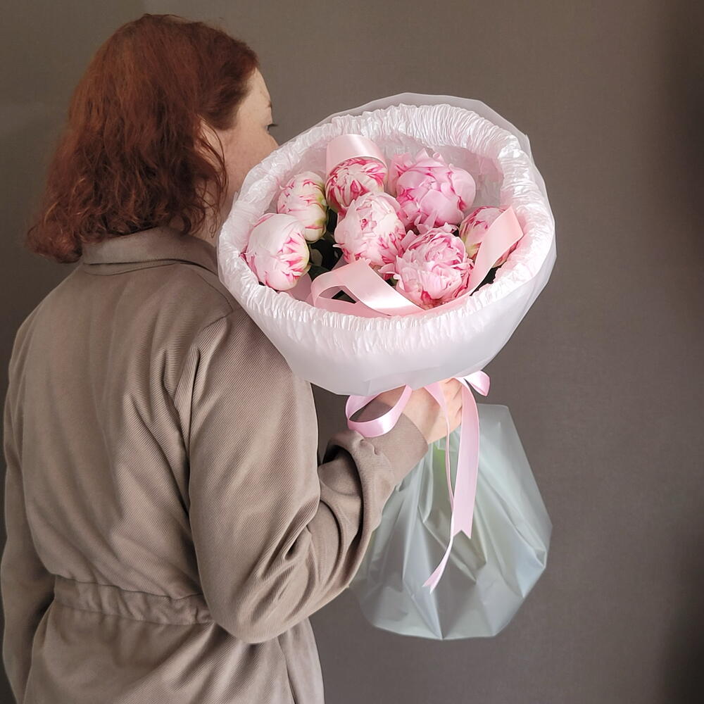 Букет из7 розовых пионов 310