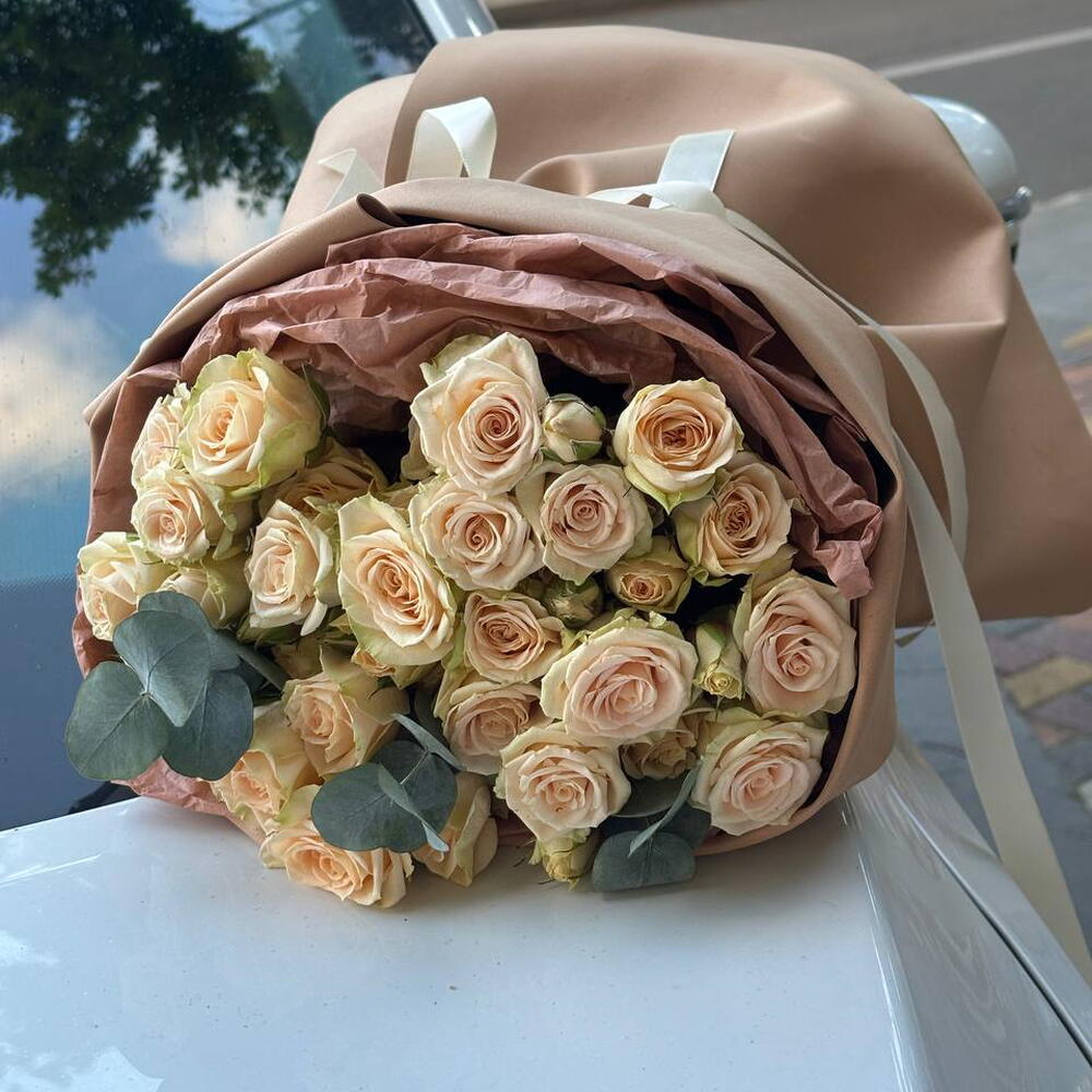 Кустовые кремовые розы