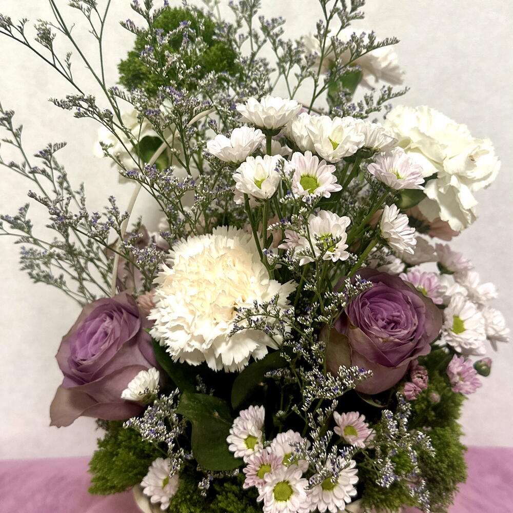 Корзинка с розами, диантусами и ромашковой хризантемы