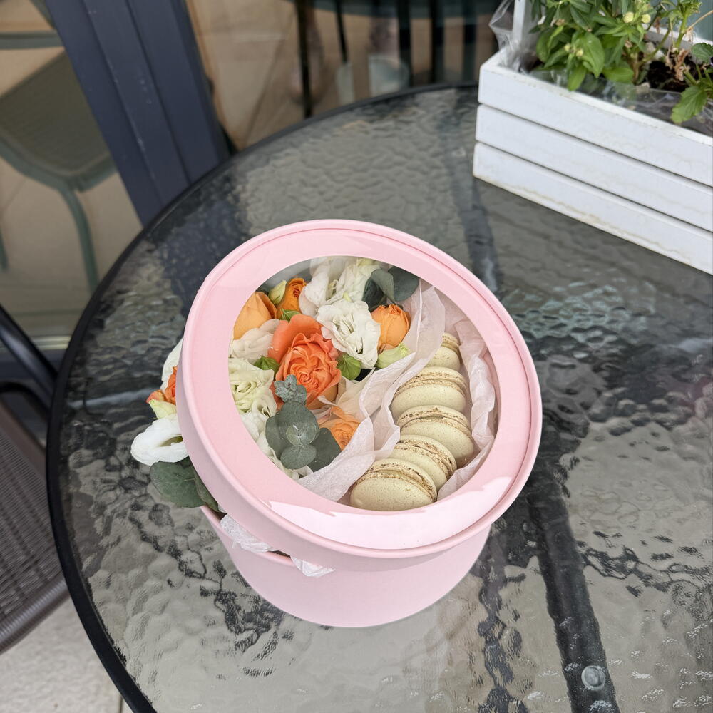 Коробка с цветами и макаронс фисташковый