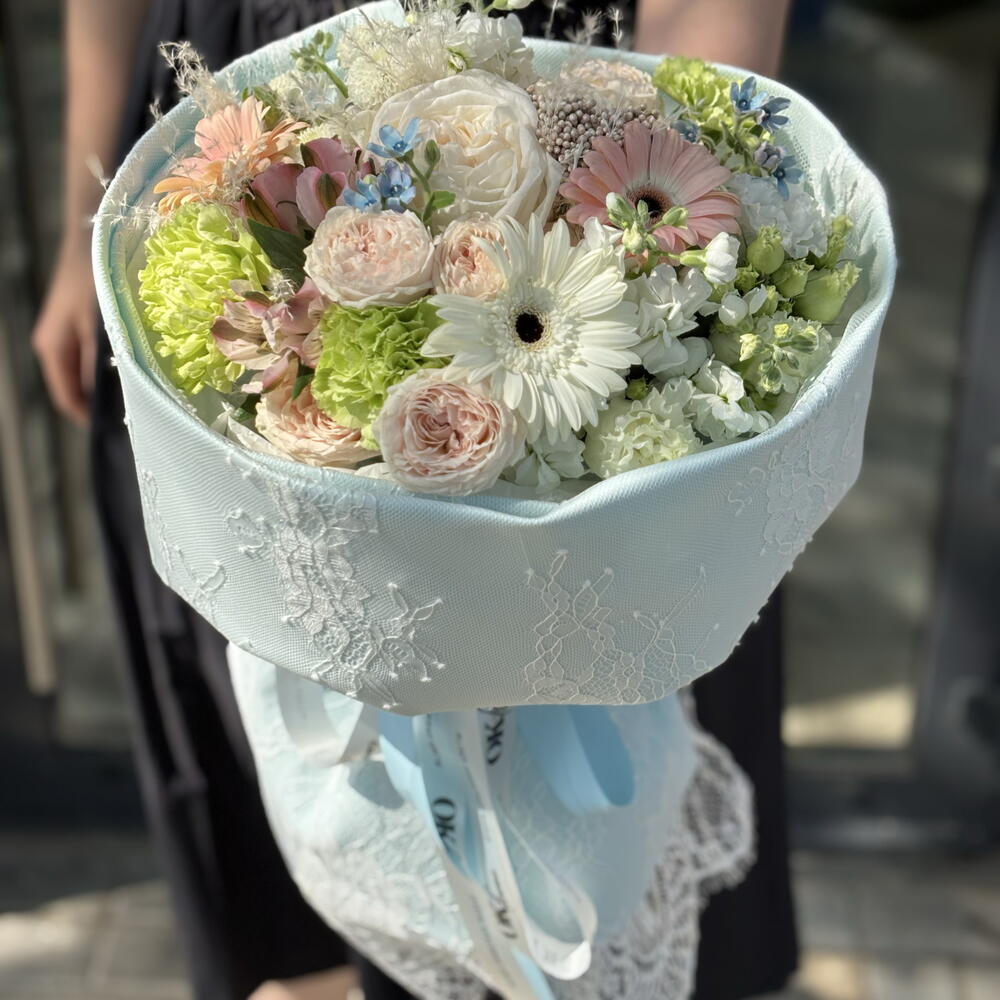 Букет с гвоздиками, розами и герберами