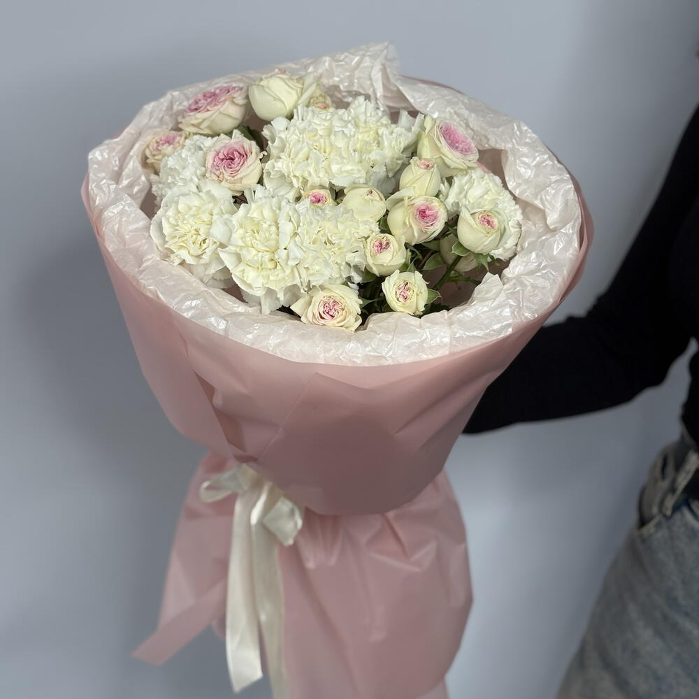 Кустовые розы и диантусы