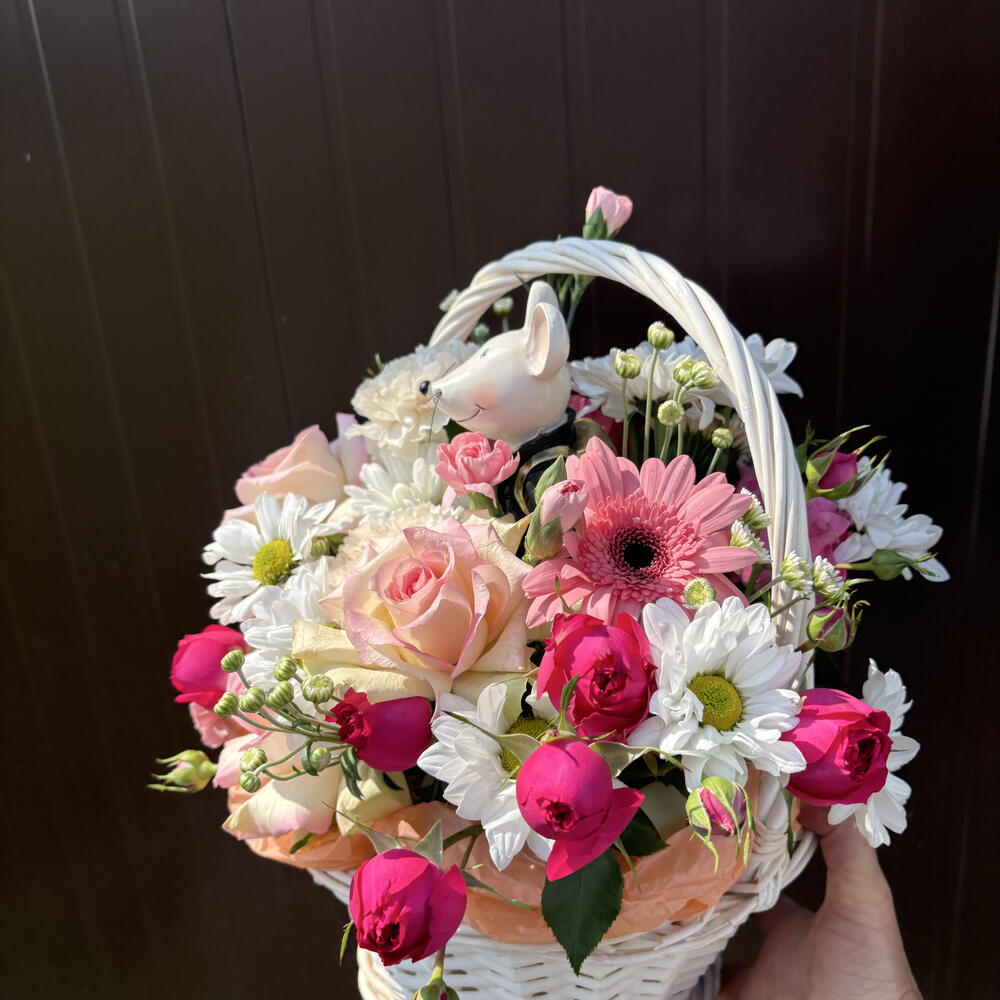 Композиция с мышонками в корзине