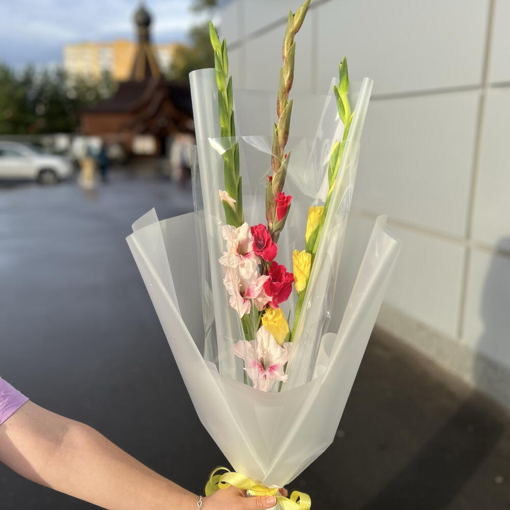 Букет из трёх гладиолусов