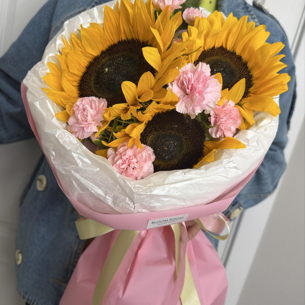 Красивый букет подсолнух и диантус Bloom room
