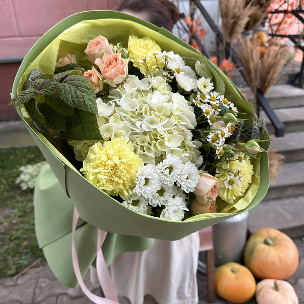 Авторский букет с листьями малины