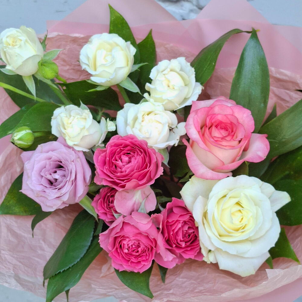 Букет с кустовыми и пионовидной розами 🤍🩷💜