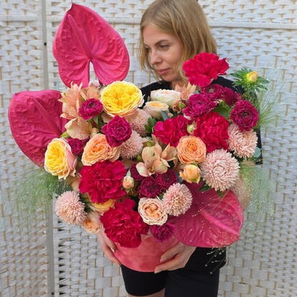 Pink mood (пионовидные розы, гвоздики, астры, антуриум в бархатной коробке)