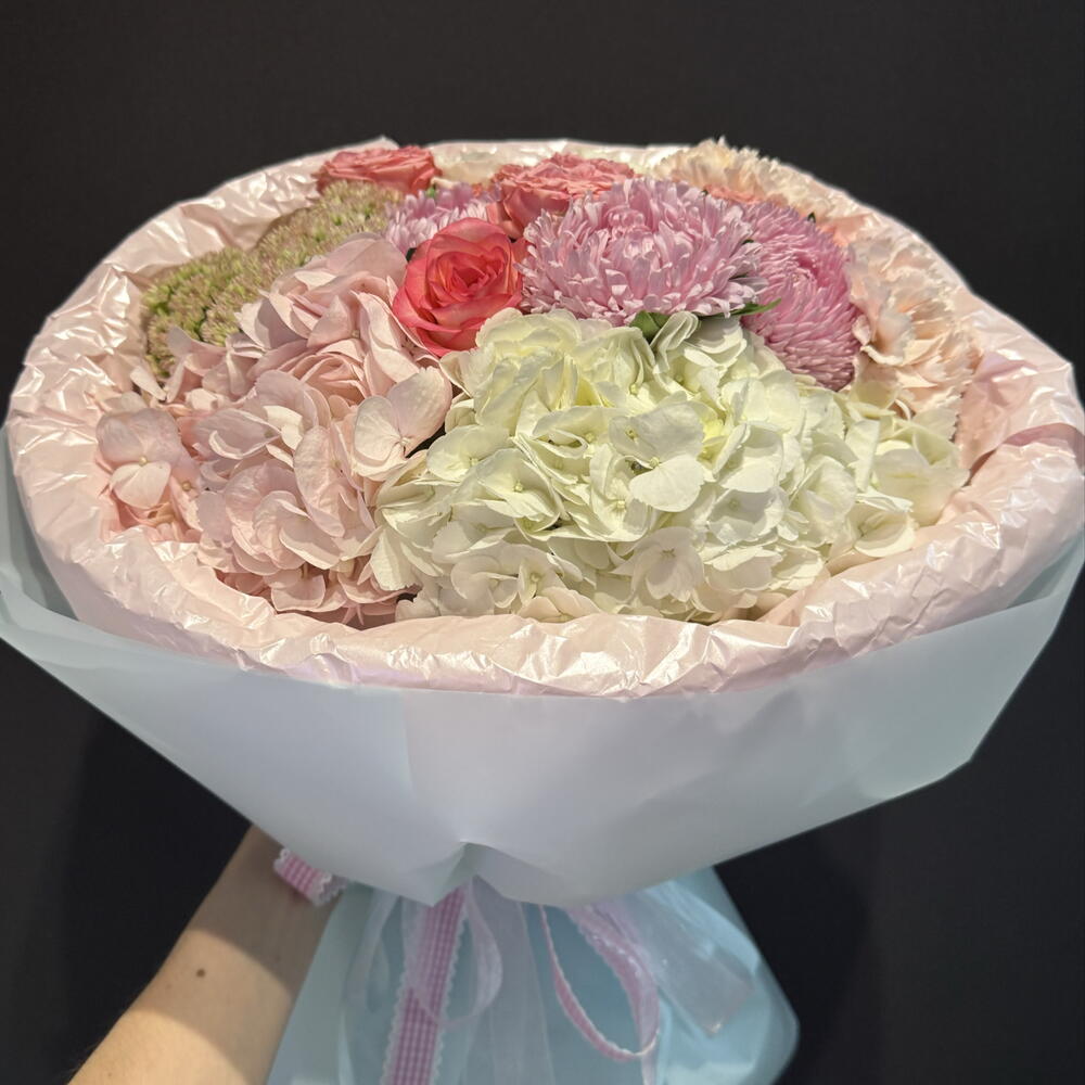 Букет кустовая роза, эустома, роза Джумилия, астра, гортензия