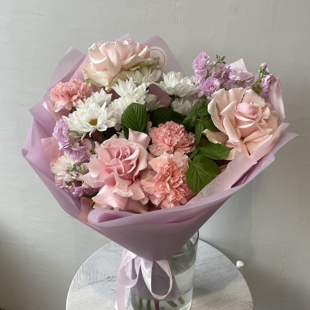 Букет «Французский шарм»🌸 с французскими розами, маттиолой, хризантемой, диантусами и малиной