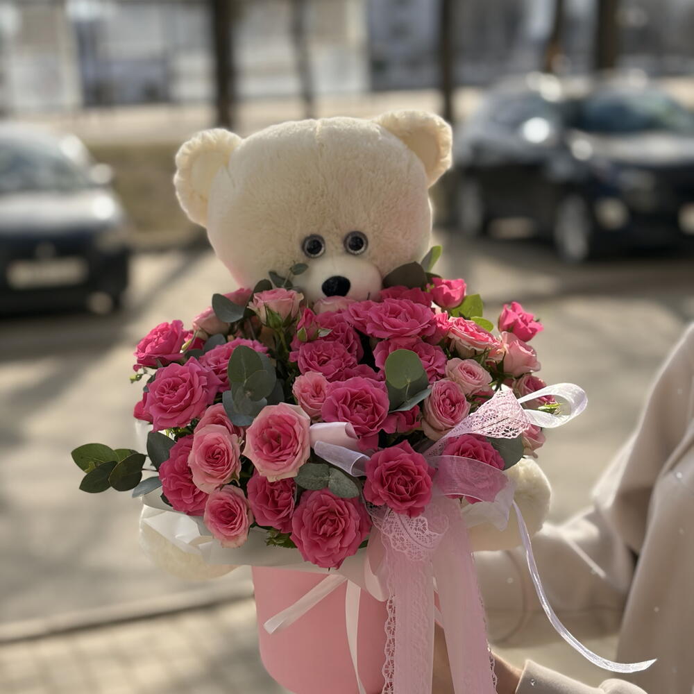 Композиция из кустовых роз с медвежонком