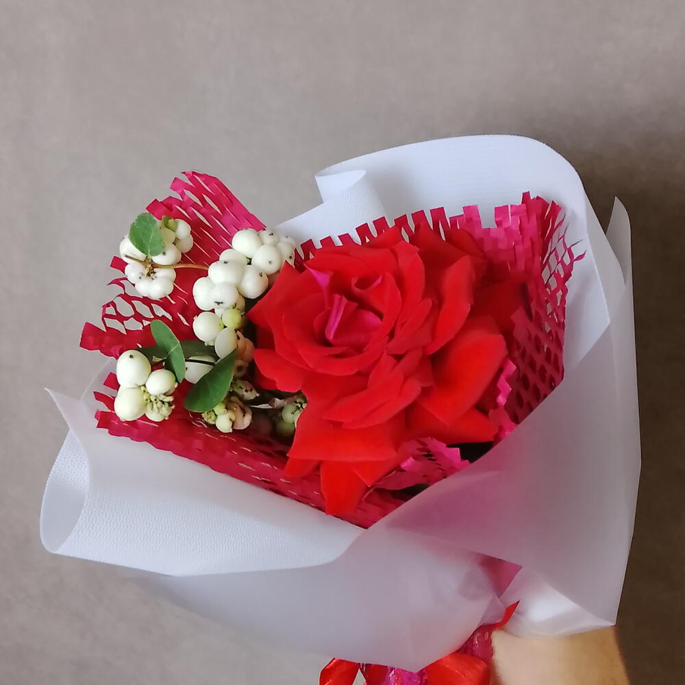 Роза со снежеягодой
