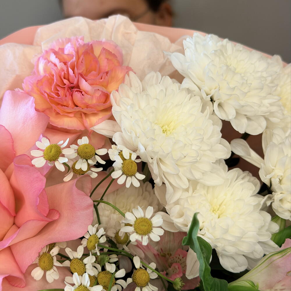 Нежный букет-комплимент с ажурной розой и диантусами