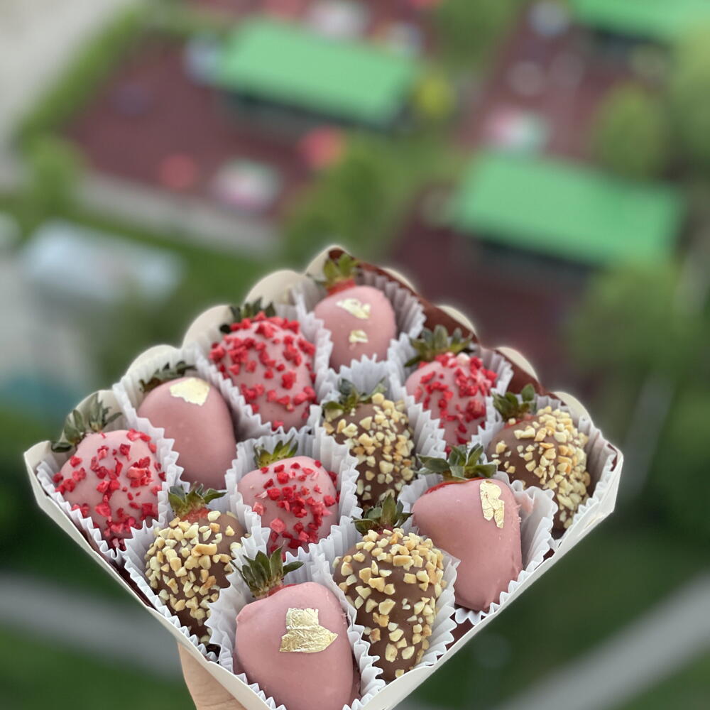 Клубника в шоколаде "Фантазия вкуса" (12 ягод)