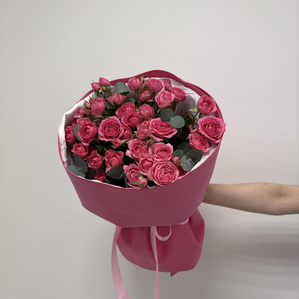 Нежный букет из кустовых роз с эвкалиптом🌸