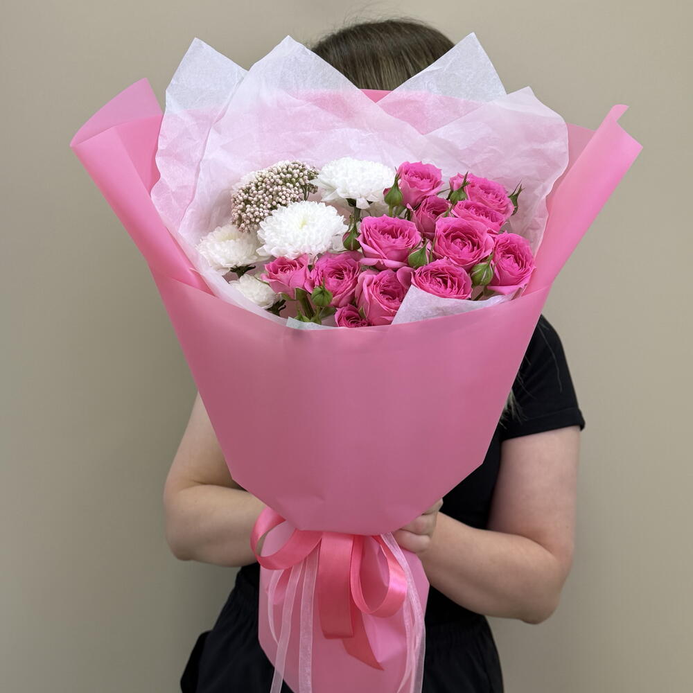 Букет-комплимент: кустовая роза, озотамнус и хризантема алтай 💐