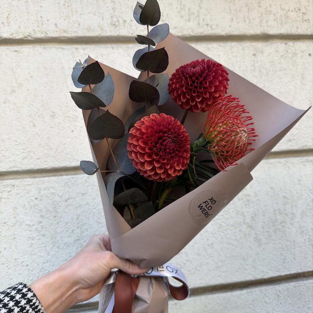 Букет-комплимент с георгинами, нутаном, эвкалиптом от XOFLOWERS