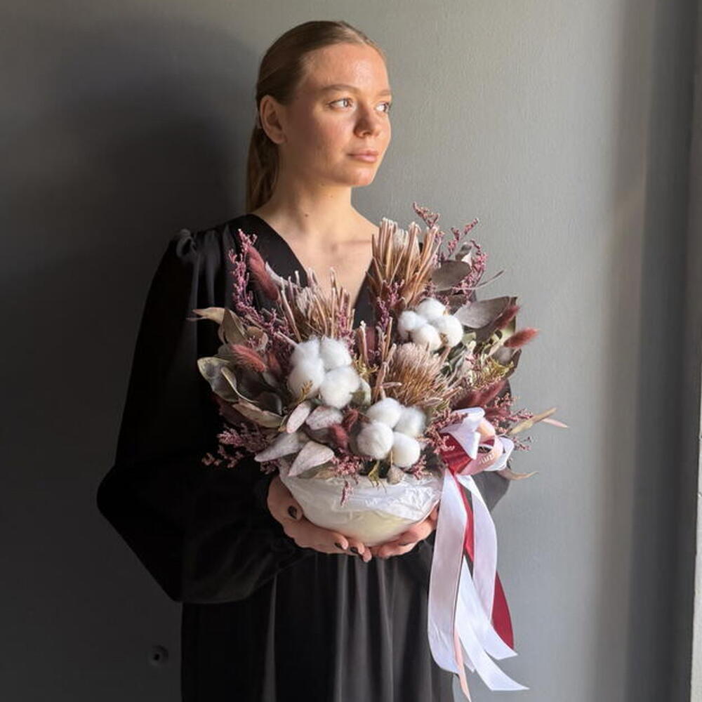 Прекрасная композиция с лимониумом, лагурусом и цветным хлопком в пиале