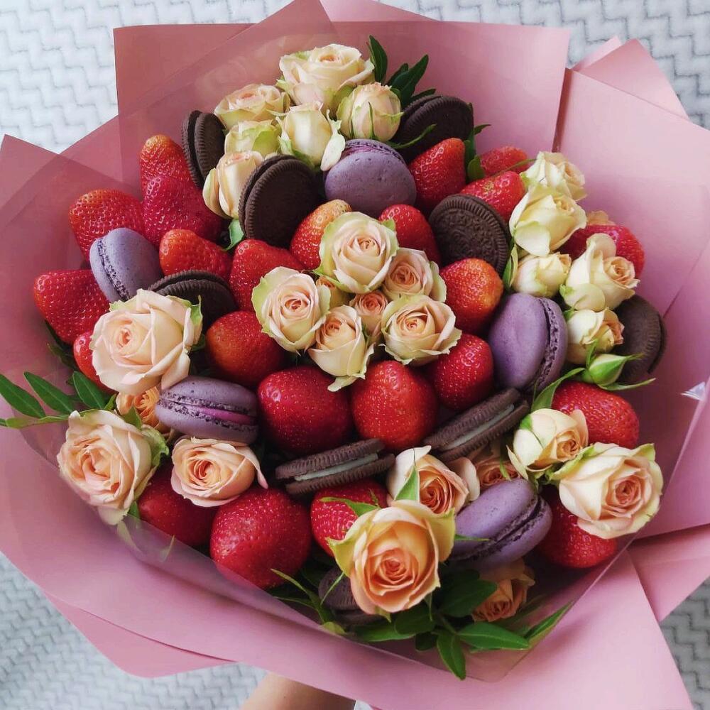 Клубничный букет «Рапенцель», Цветы и подарки в Москве, купить по цене ...