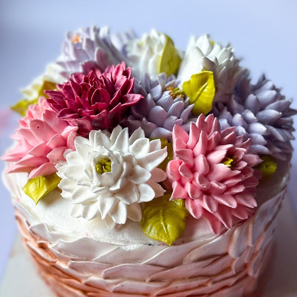 Торт с цветами вкус клубника 2 кг, Кондитерские и пекарни в Москве, купить  по цене 4550 RUB, Торты в Vera_Truffle с доставкой | Flowwow