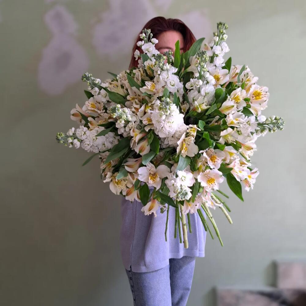 Mattiola and Alstroemeria