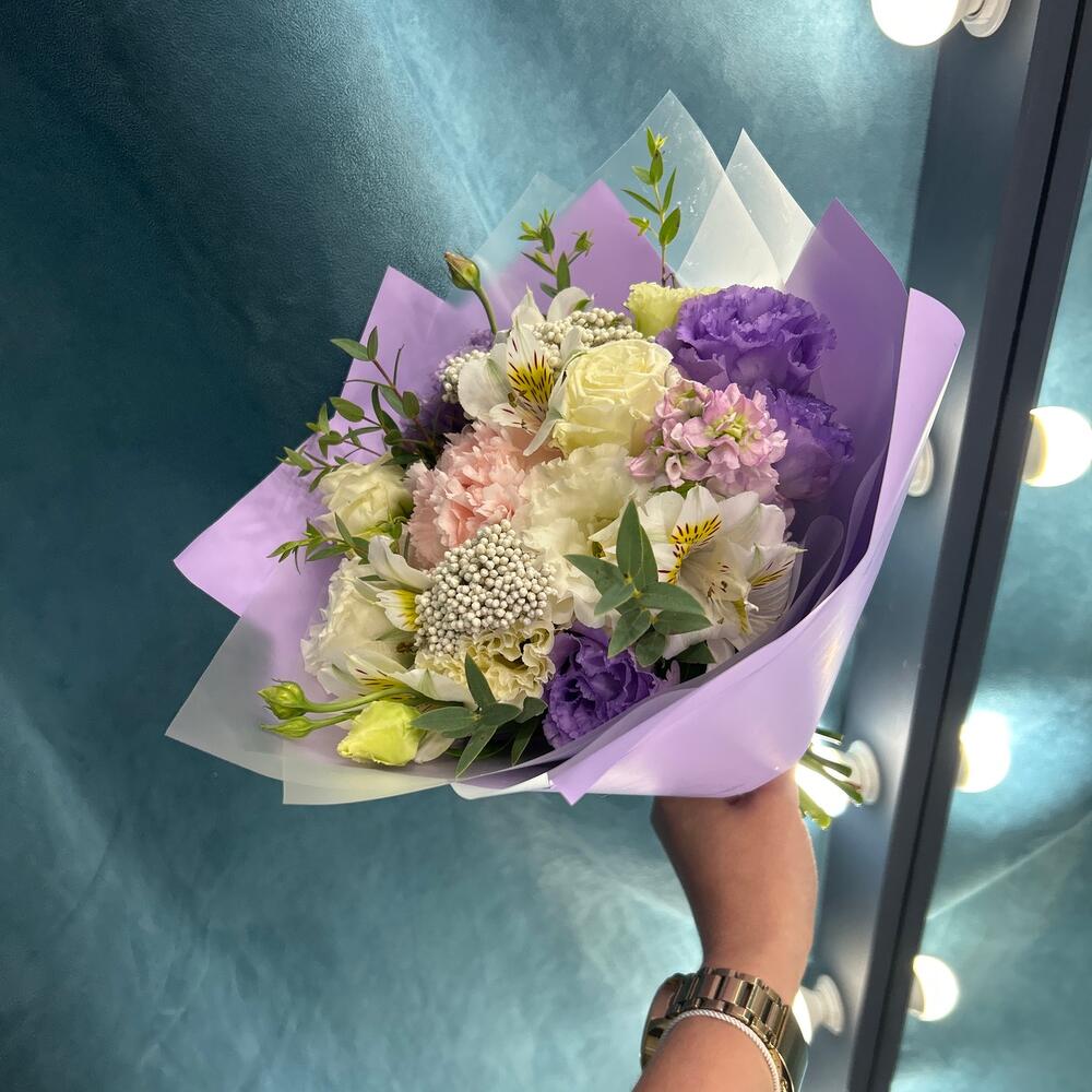 Букет из эустомы , маттиолы , диантуса и альстермерии💜