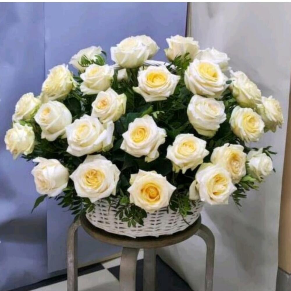Корзина с розами пионовидными