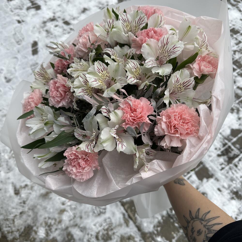Bouquet of dianthus and alstroemeria