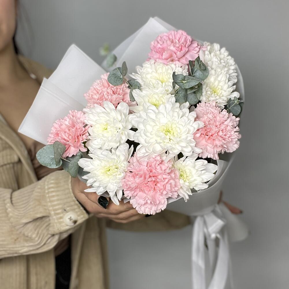 Милый букет из пушистых хризантем и розовых диантусов 💞