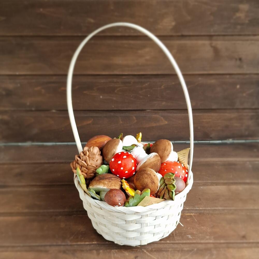 Корзинка с грибами из зефира