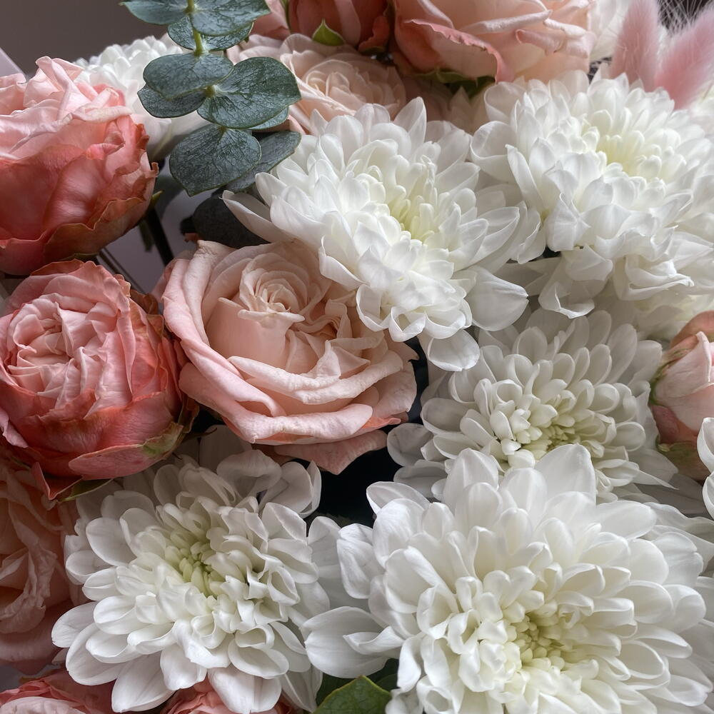 Букет «Для самой нежной» из кустовых пионовидных роз и хризантем 🌸