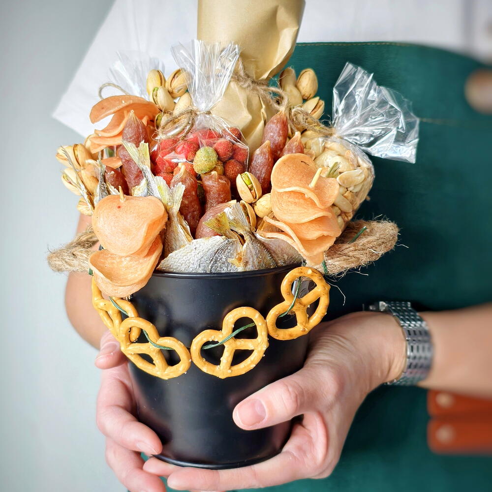 Композиция из орешков, мясных чипсов, рыбки и колбасок "Хрум- оркестр"