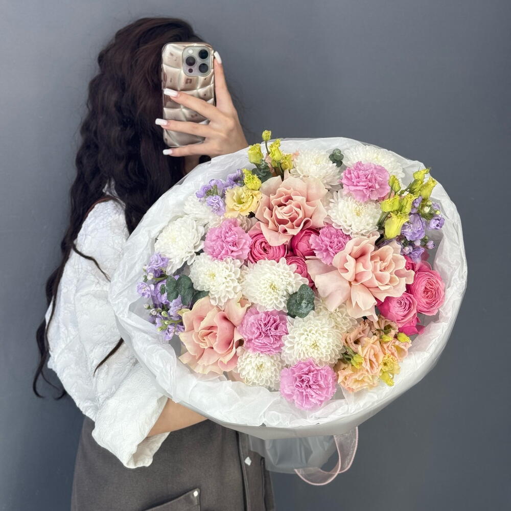 Авторский букет💐 с Француской Розой Пинк Мондиаль💕 сиреневой маттиолой💜и розовыми диантусами🩷